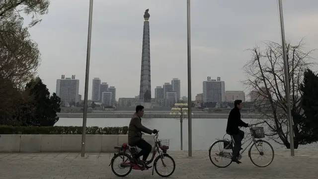 Başkent Pyongyang'da bisikletle işe gidenler