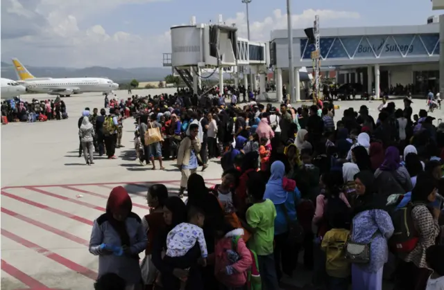 Antrian di bandara Palu
