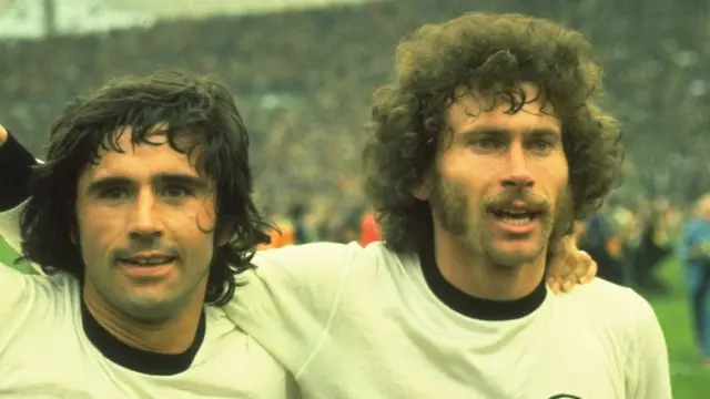 Gerd Muller (ltrái) và Gerd Breitner (phải)