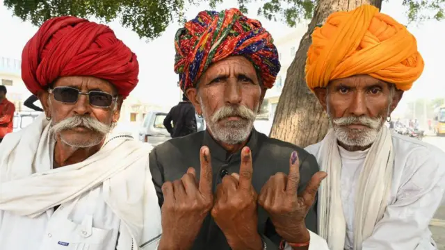 अगोदर छोटे पक्ष, नंतर कॉंग्रेस आणि भाजपासारखे राष्ट्रीय पक्षही या स्पर्धेमध्ये ओढले गेले. 