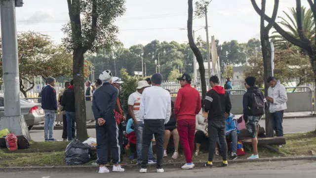 কলম্বিয়ার রাজধানী বোগোটায় রাস্তার পাশে একদল ভেনেজুয়েলান অভিবাসী