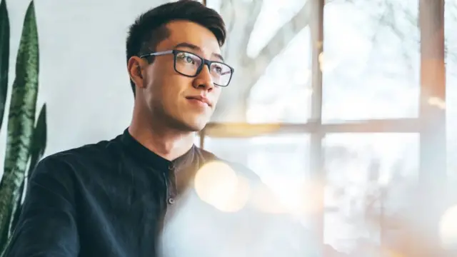 창밖을 보는 남성