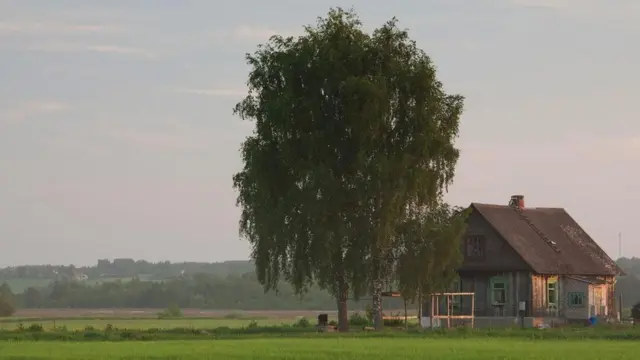 منزل في منطقة واسعة تخلو أي منازل أخرى