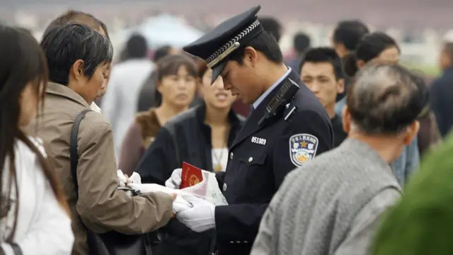 Un policía revisa la identificación de un ciudadano.