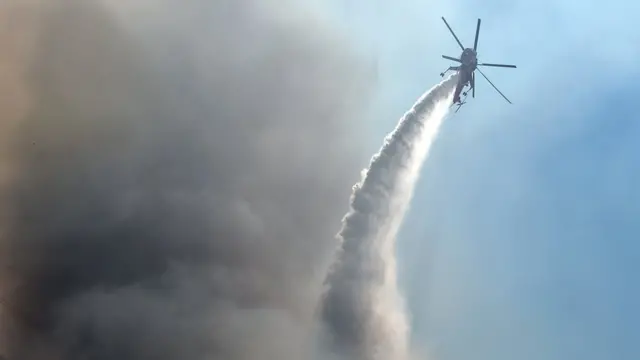 Вертолет тушит пожар в пригороде Афин