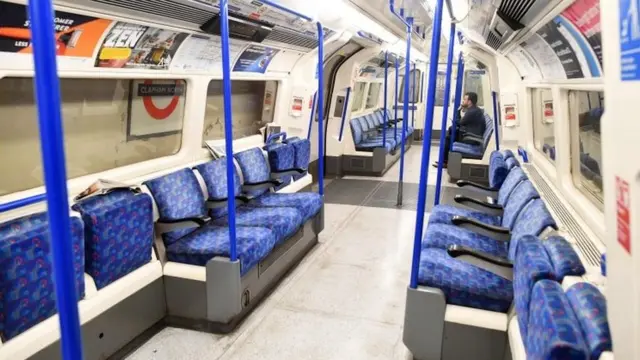 Boş bir londra metro treni