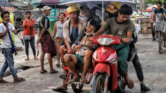 ဒဏ်ရာရသူလူငယ်လေးတဦးကိုဆေးရုံပို့ရန်သယ်ဆောင်လာစဥ်