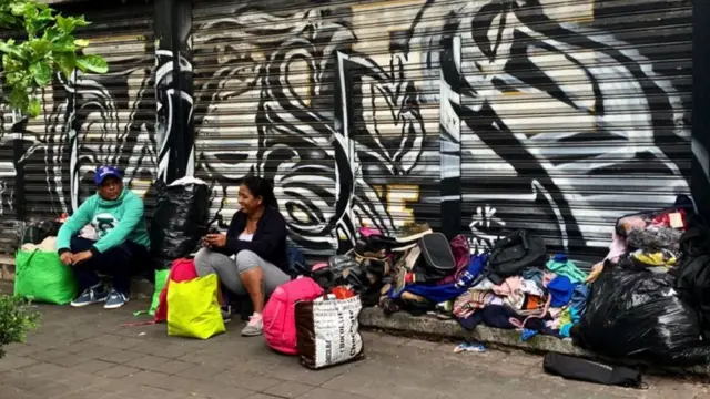 Venezolanos instalados en una calle de CDMX.