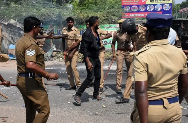 પોલીસે ટિયરગેસ તથા ફાયરિંગનો પણ ઉપયોગ કર્યો હતો.