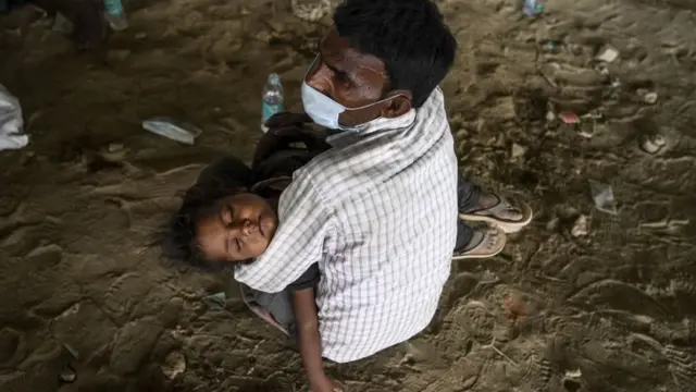 प्रवासी मज़दूरों का संकट: नौकरी छूट गई, भविष्य का पता नहीं, मानसिक स्वास्थ्य की चिंता किसको है?