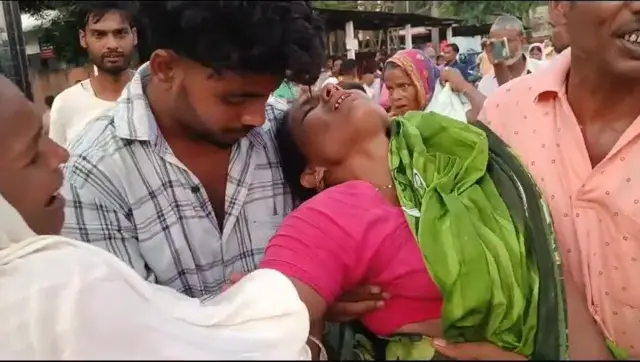 কান্নায় ভেঙ্গে পড়ছেন চিহ্নিত এক বিদেশীর আত্মীয়