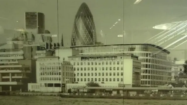 터미널 곳곳에 배치돼 있는 사진과 그림들도 팔린다