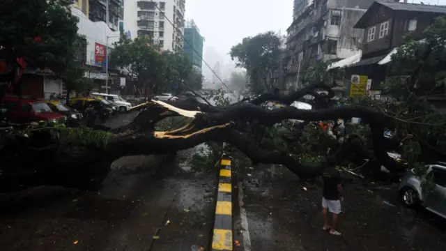 Індію накрив найсильніший за 20 років циклон. Сотні тисяч людей евакуювали, є загиблі
