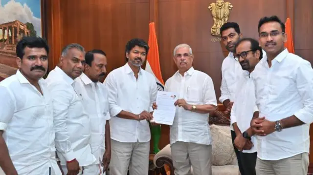 ஆளுநரை சந்தித்து ஆட்சியமைக்க உரிமைக்கோரிய விஜய்