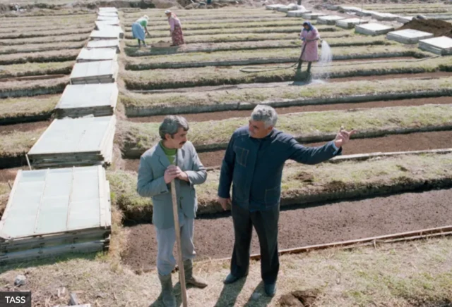 Hələ 1989-cu ildə ermənilərlə azərbaycanlılar bir yerdə yaşayırdılar. Fotoda soldan sağa sovxoz işçiləri Fərman Nəcəfov və Mher Vardazaryandır 