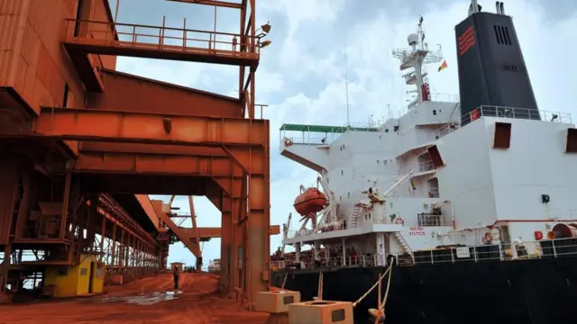 当固体散装货物液化时，它会在船舱内流动，船体因此变得不那么稳定