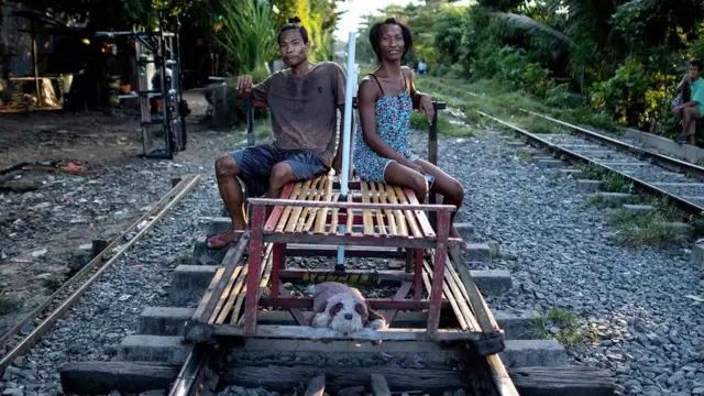 โจแอน อาเซโบ (ขวา) รับจ้างเข็นรถมากว่า 10 ปีแล้ว