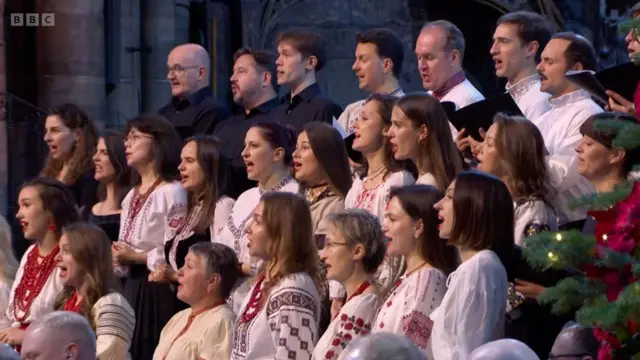 Украинский хор в национальных костюмах