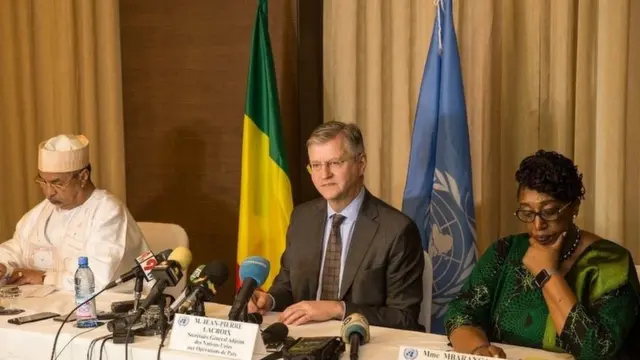 Le Secrétaire général adjoint des Nations unies aux opérations de paix, M. Jean-Pierre Lacroix(au centre) promet le soutien de l'ONU aux prochaines élections générales au Mali