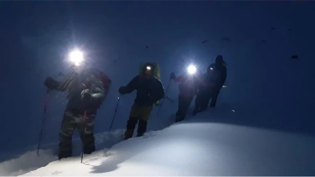 अँध्यारोमा सहयोगीसँग आरोहीहरू।