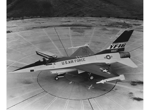 Le premier prototype, le YF-16, a failli s'écraser lors de son vol inaugural (Crédit : Getty Images)