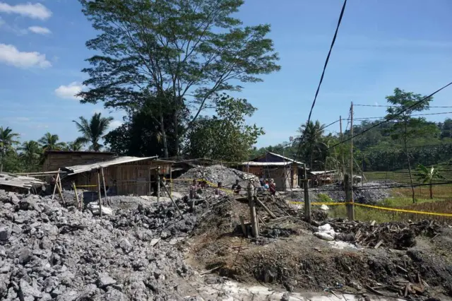 Kawasan tambang emas ilegal yang berada di areal persawahan.