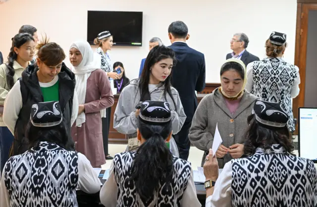 Сайлов кунида овоз бераётган ўзбекистониклар