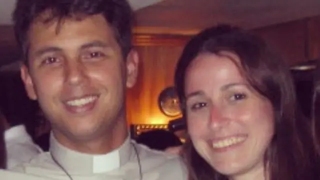 Guido e Sabrina sorriem para foto