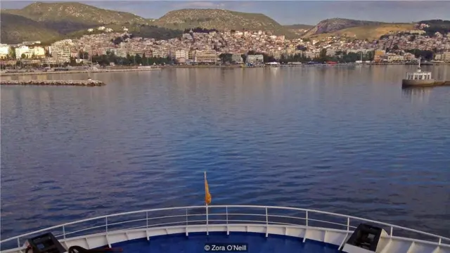 作者卓拉奥尼尔说："每去岛上的一个地方，我都感觉自己上了一堂关于慷慨与同情的课。" (Credit: Zora O'Neill)