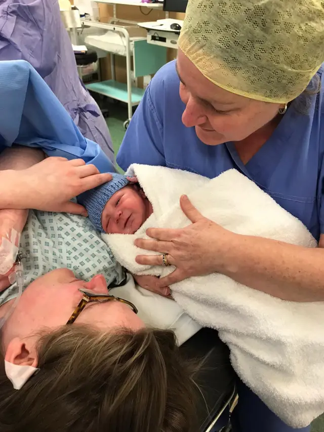 नवजात शिशु के साथ मां