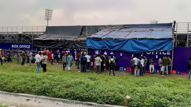 কলকাতার মহামেডান তাঁবুতে বিশ্বকাপের টিকিট সংগ্রহের ভিড়
