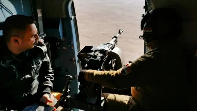 نیروهای امنیتی عراق در حال عملیات با هلی‌کوپتر در استان انبار