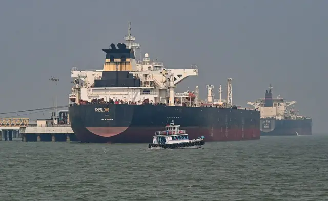 लाइबेरिया के झंडे वाला क्रूड ऑयल शिप 12 मार्च को होर्मुज़ स्ट्रेट से मुंबई के बंदरगाह पहुंचा. ईरान पर अमेरिका-इसराइल के हमले शुरू होने के बाद वहां से भारत पहुंचने वाला यह पहला जहाज़ है 