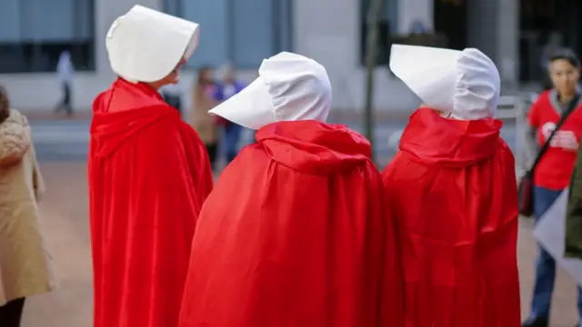 Protesta en Atlanta, en Estados Unidos, el 15 de noviembre de 2017 con referencia a la serie "El cuento de la criada"