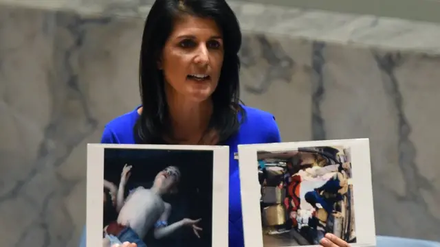 Nikki Haley, BM'de fotoğrafları gösteriyor