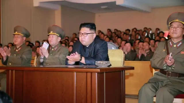 El presidente norcoreano Kim Jong-un y su equipo de asesores