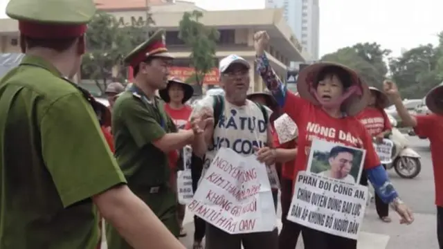 Bà Cấn Thị Thêu trong một lần biểu tình