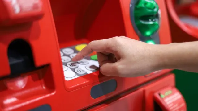 Persona sacando dinero de cajero automático