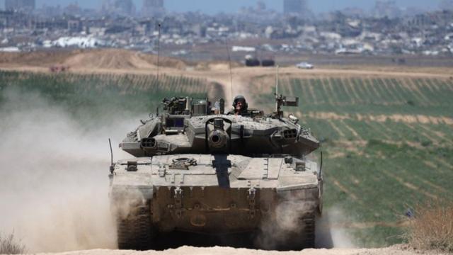 Tanques israelenses patrulham perto da cerca de segurança com Jabalia, na parte norte da Faixa de Gaza