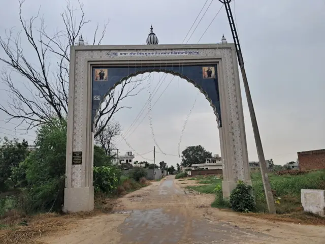 ਸੁੱਚੇ ਦੇ ਪਿੰਡ ਦਾ ਗੇਟ