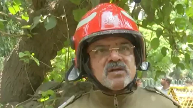 अग्निशमन अधिकारी ए. के. मलिक यांनी सांगितले की, त्या बहुमजली इमारतीत अनेक परदेशी नागरिक होते.