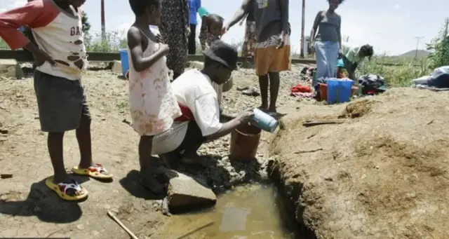 Ụmụaka na-echu mmiri adịghị ọcha