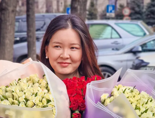Жаз жыттанган, наз жыттанган перилер, жазды силер, силер алып келдинер... (Рыспай Исаков) 