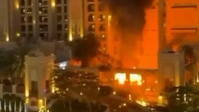 Imagen de un incendio en el hotel Fairmont The Palm en Dubái.