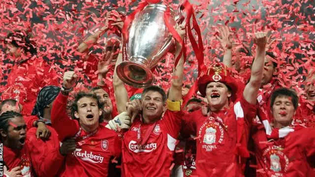 Liverpool players celebrate with di trophy afta dem win 2004-05 Champions League final on penalties against AC Milan for Istanbul