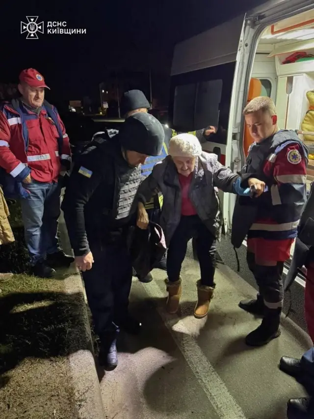 83-річна жінка, яку рятувальники дістали з охопленого вогнем будинку на Київщині