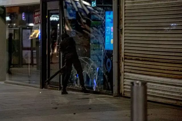 ဆိုင်တွေရဲ့ မှန်တွေကို ရိုက်ခွဲတဲ့ အထိ အုံကြွလာ