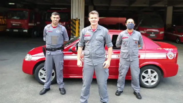 Marcos Palumbo e colegas de Corpo de Bombeiros, em frente a viatura