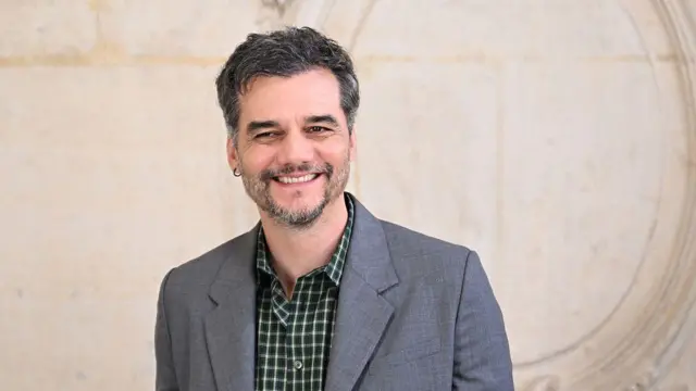 O ator Wagner Moura posa para fotos antes do lançamento da coleção Dior Menswear Ready-to-wear Outono-Inverno 2026/2027, durante a Semana de Moda Masculina de Paris, em 21 de janeiro de 2026.