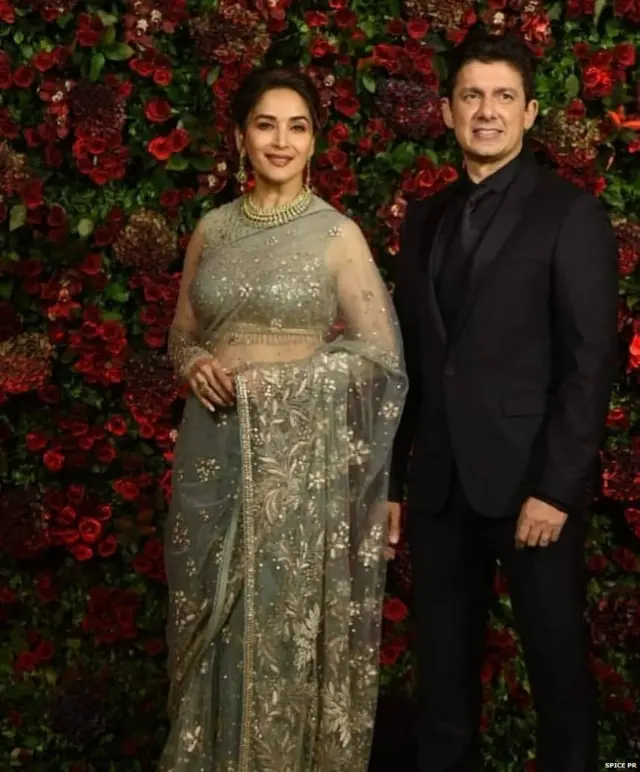 अभिनेत्री माधुरी दीक्षित अपने पति डॉक्टर श्रीराम माधव नेने के साथ